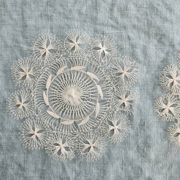 Vintage needle lace doilies pair 5" diameter - Picture 5 of 5